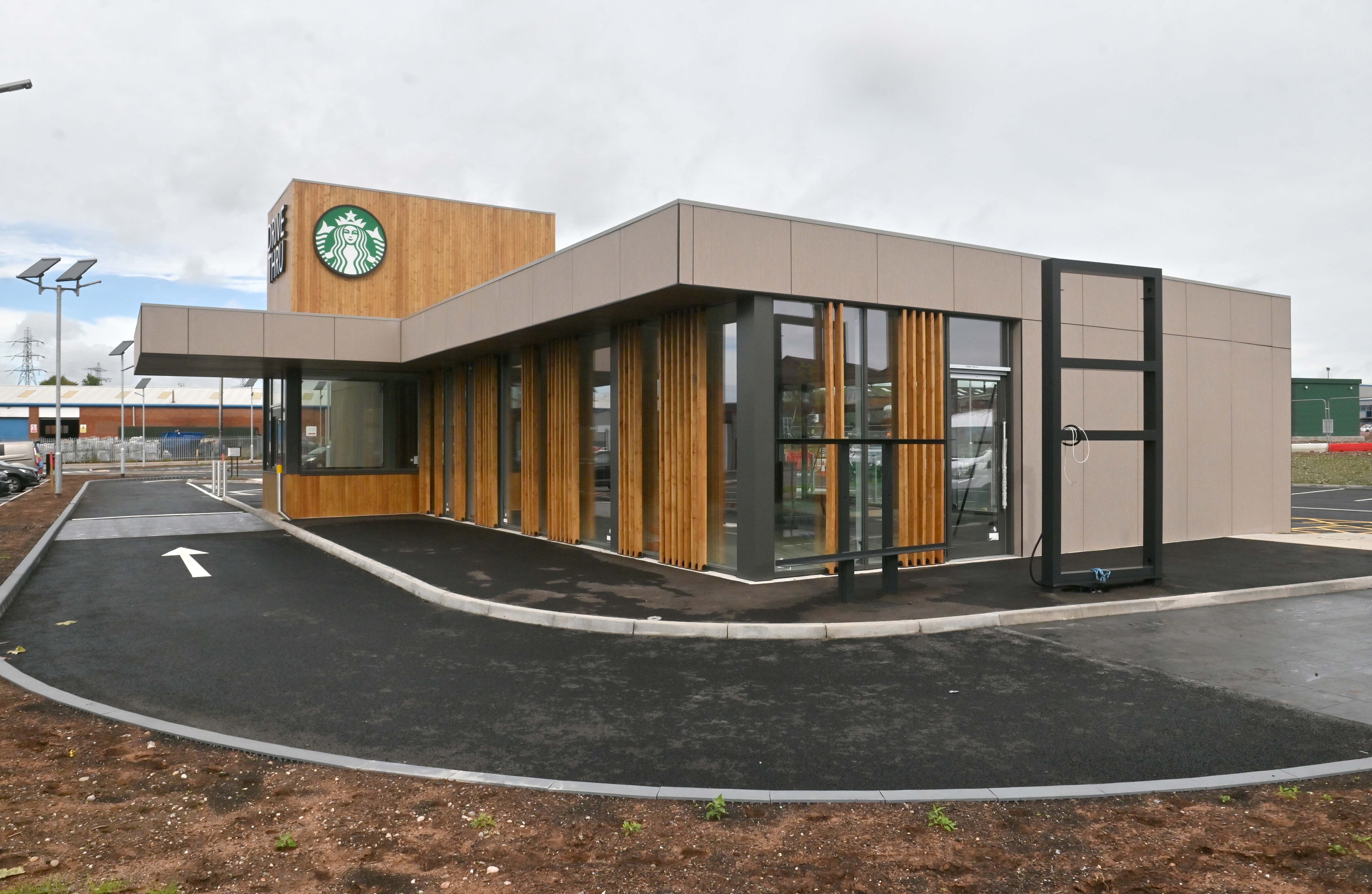 Neuer Starbucks Drive-Thru in West Midlands fast fertiggestellt