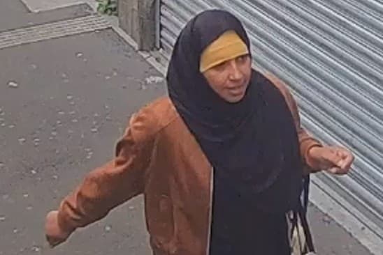 Polizei sucht Frau nach Diebstahl am helllichten Tag in Walsall