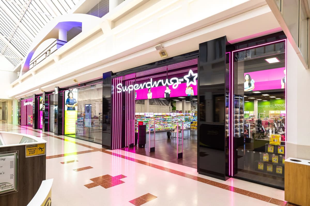 Superdrug eröffnet Großbritanniens größte Filiale im Einkaufszentrum Merry ...
