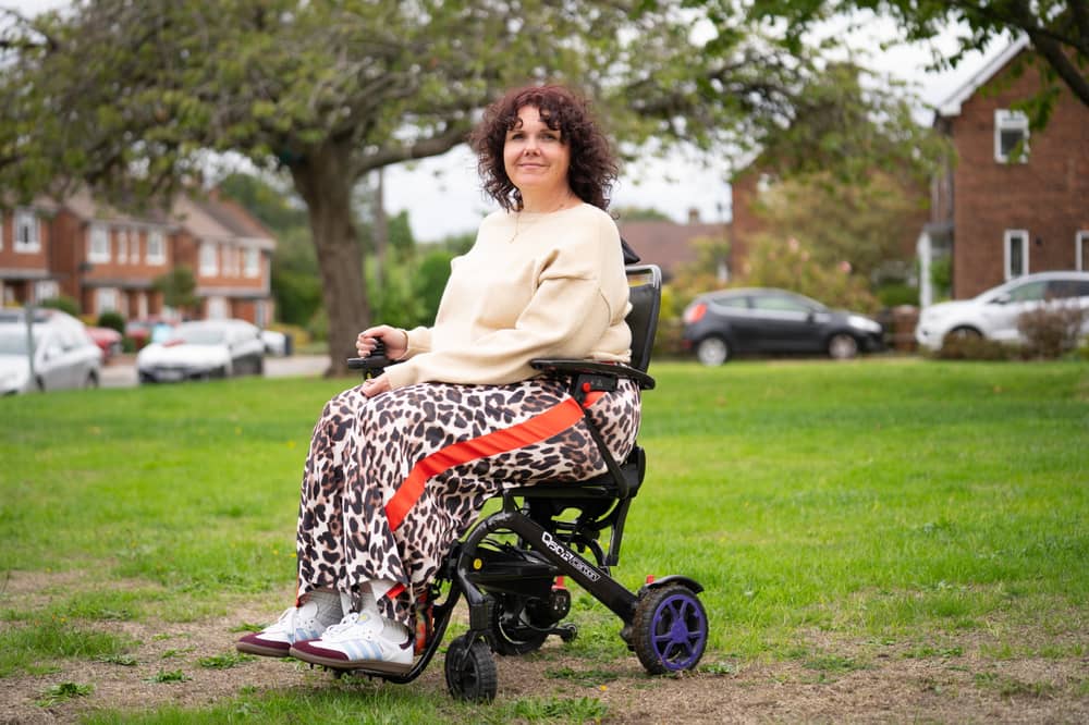 Sarah Lewis, 46, first began to notice occasional difficulty swallowing alongside difficulty typing at work in early 2021.