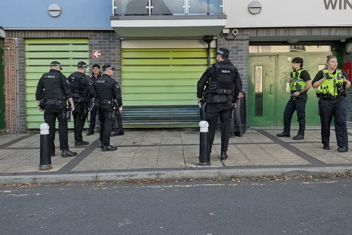 Bewaffnete Polizei rückt in Walsall-Straße an nach Meldungen über ...