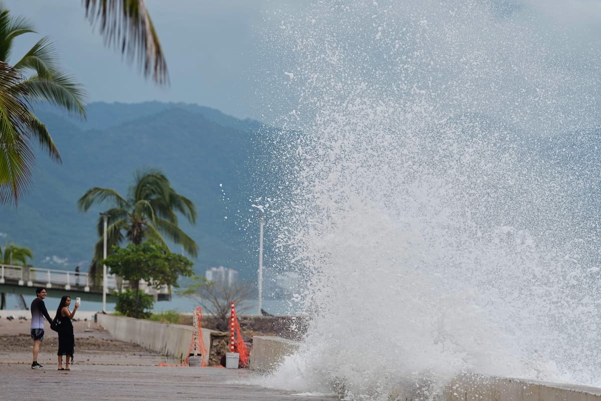 Auto Simun Hurricane Simon pounds resorts along Mexico’s Pacific coast