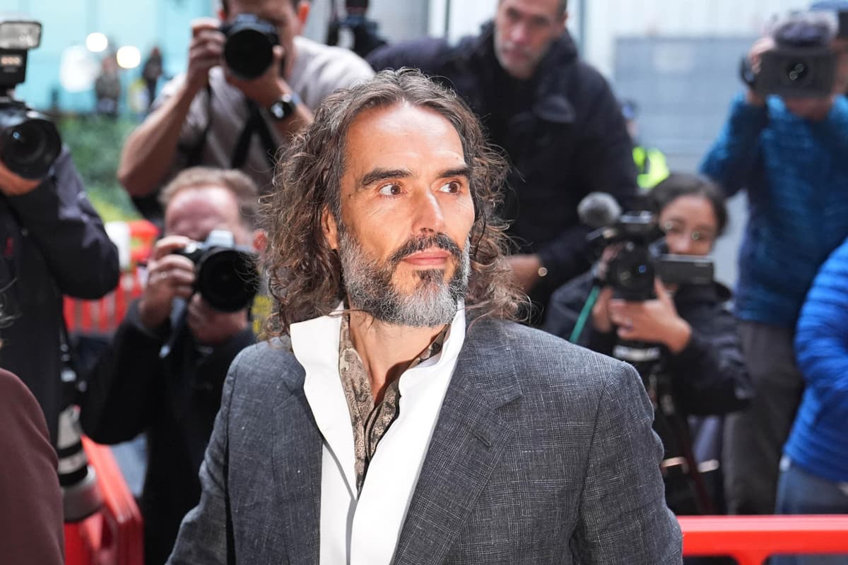 Russell Brand erscheint vor Gericht zum Prozessbeginn wegen Vergewaltigung ...