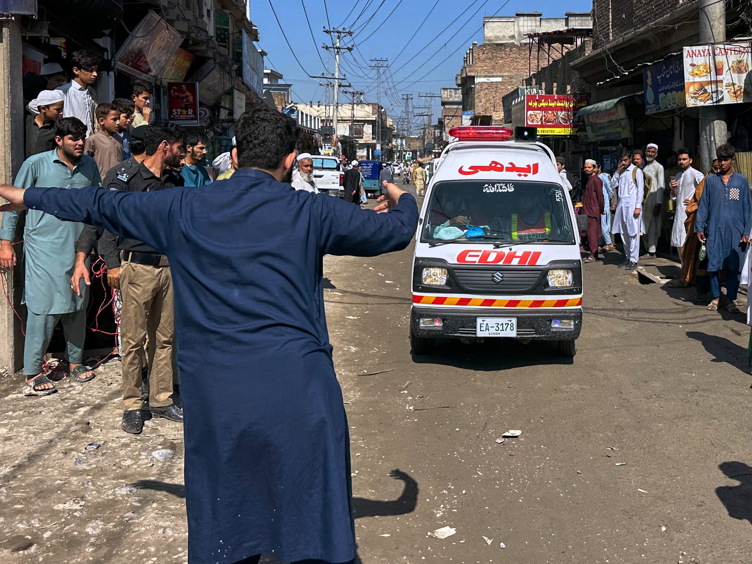 Schuldacheinsturz tötet mindestens 28 Kinder und einen Lehrer in Pakistan