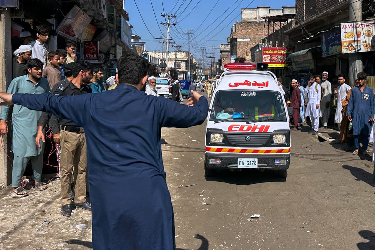Schuldacheinsturz tötet mindestens 28 Kinder und einen Lehrer in Pakistan