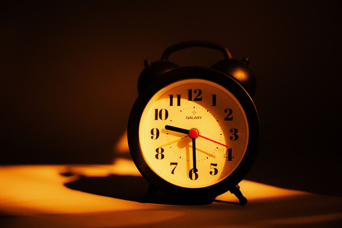 Date and time clocks go back this weekend as Brits set for extra hour ...