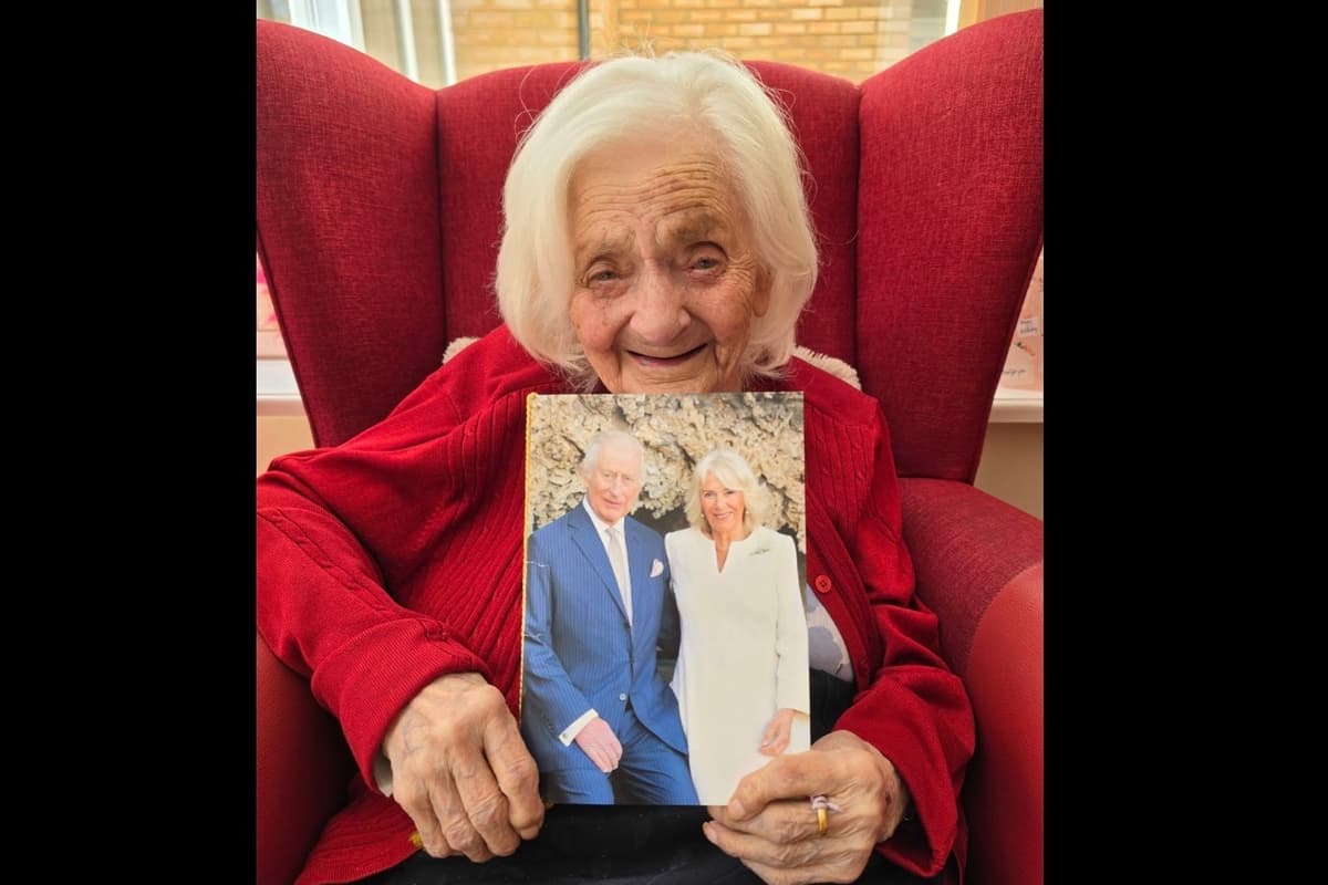 Frau aus Stourbridge feiert 105. Geburtstag im Kreise von Familie und ...