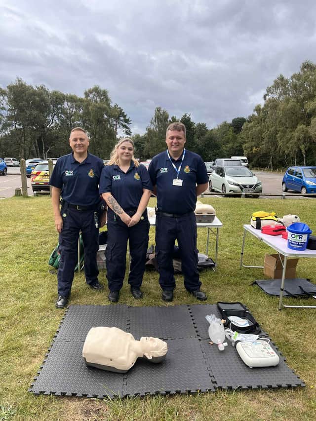 Demonstrating CPR