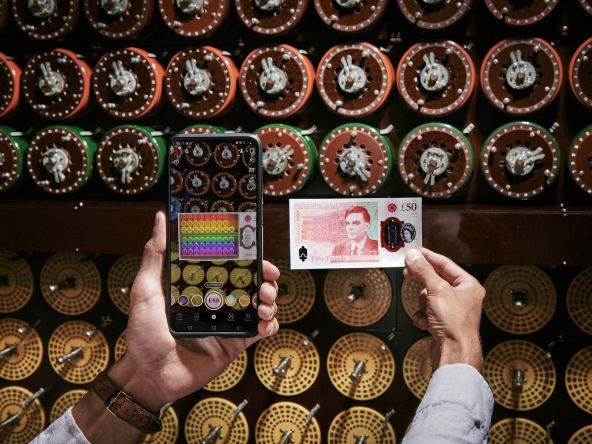 The new Snapchat augmented reality lens brings the Alan Turing £50 note to life