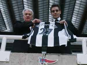 Jonathan Woodgate poses alongside manager Sir Bobby Robson at his Newcastle unveiling