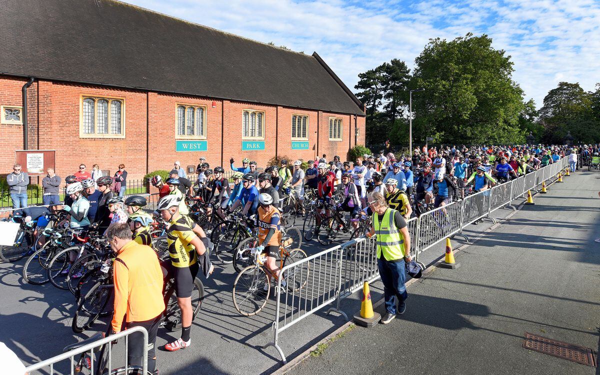 Cyclists line up on the start line 
