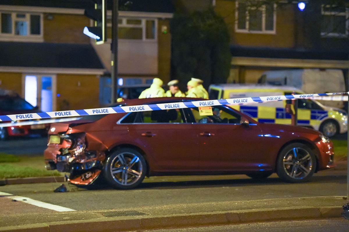 An Audi suffered rear-end damage in the crash. Image: @SnapperSK