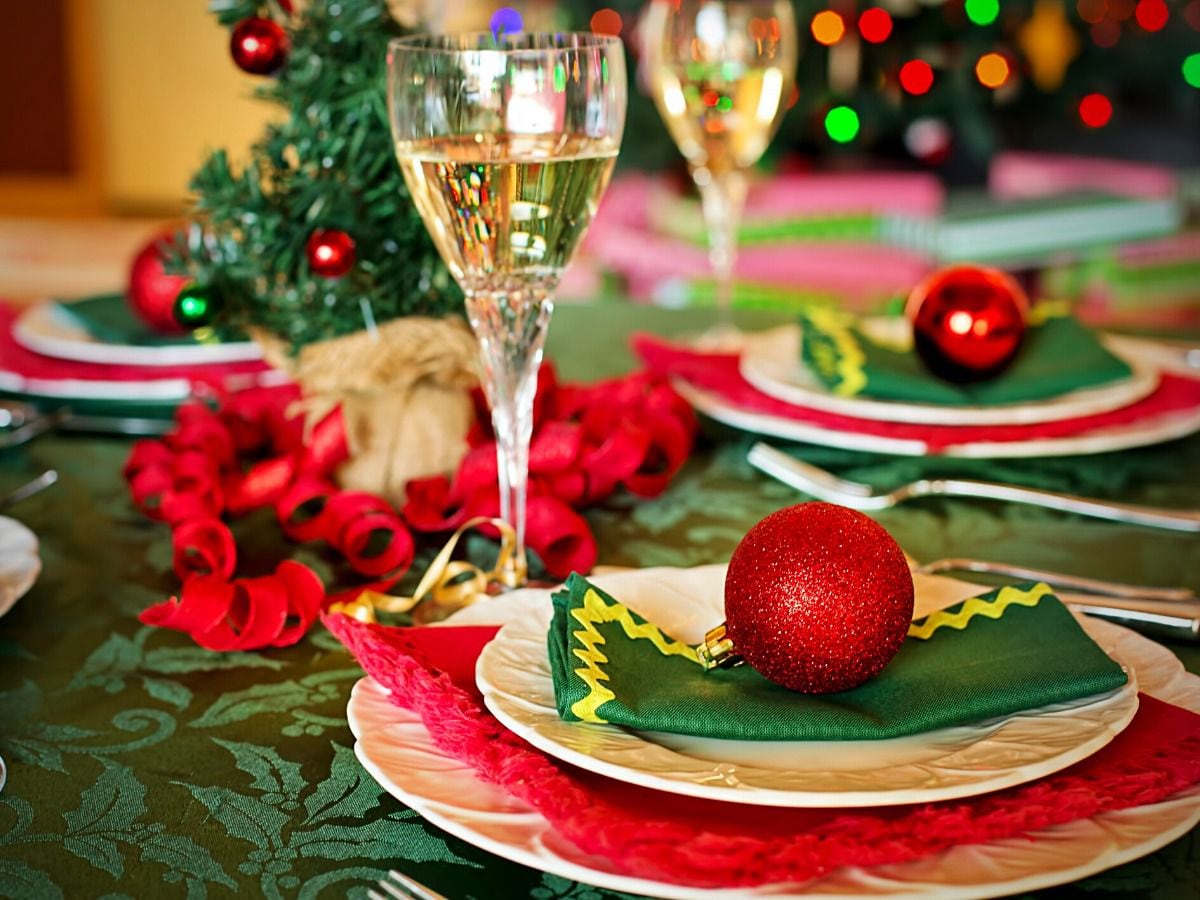 Ülke çapında çok sayıda insan her yıl barlarda ve restoranlarda Noel yemeği yiyor. 