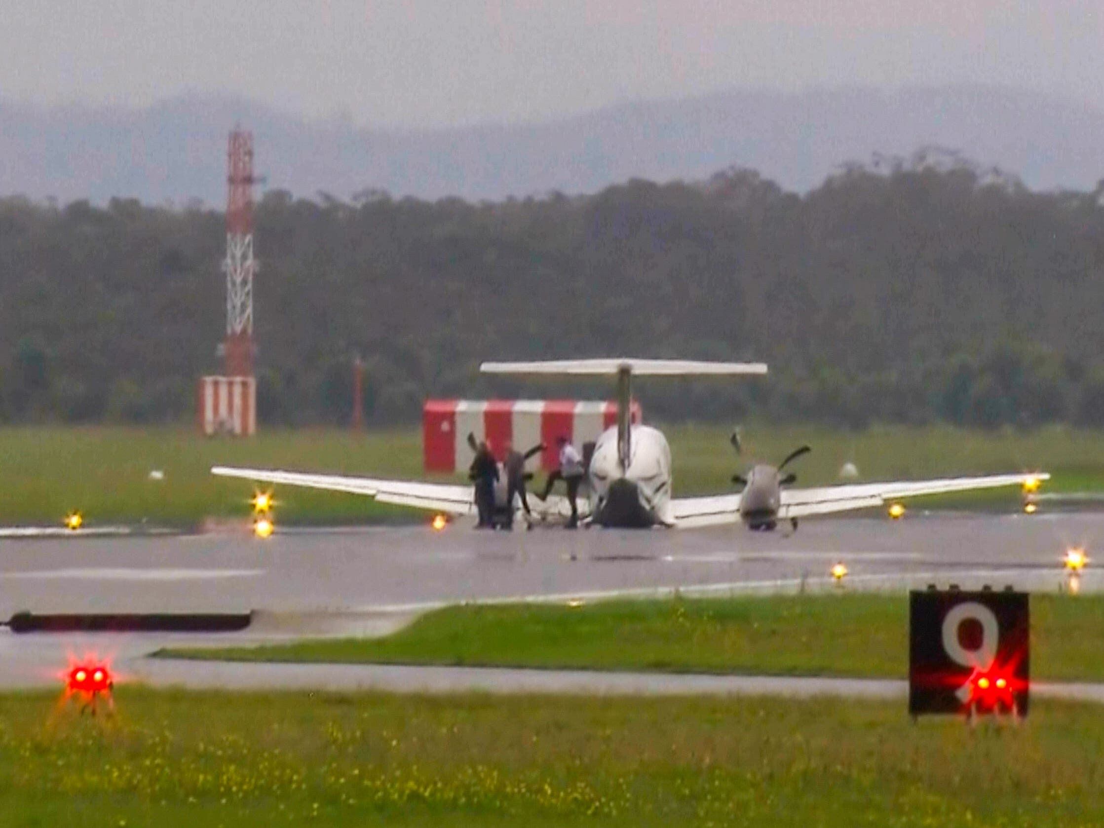 Plane touches down safely without landing gear