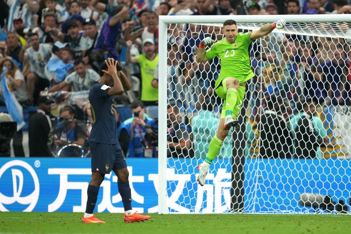               Argentina goalkeeper Emiliano Martinez (right) celebrates 
