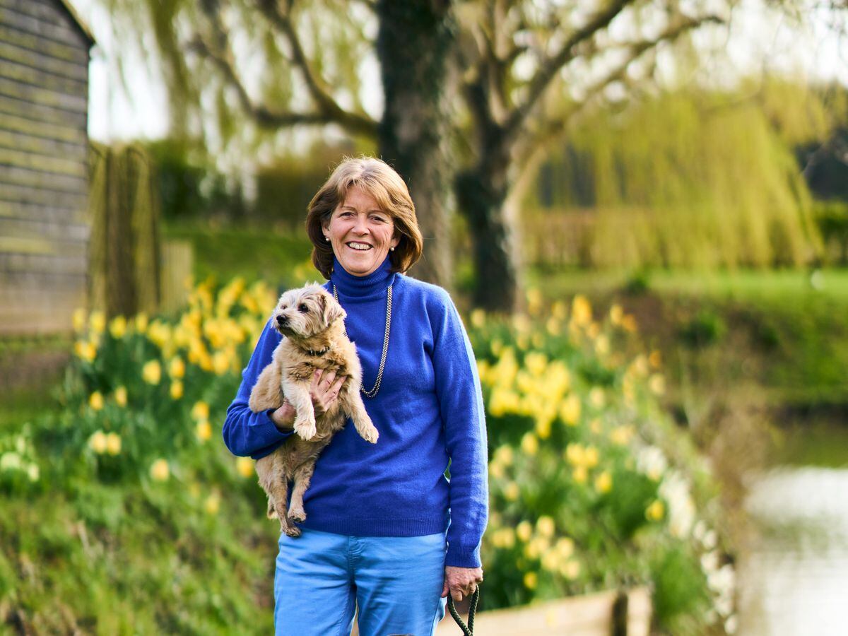 L'infirmière à la retraite Fee Sharples, qui a lancé le concours de photos de charité britannique Next Top Dog pour Cancer Research UK, avec ses deux chiens Inca et Pickle.  (Next Top Dog de Grande-Bretagne / PA)