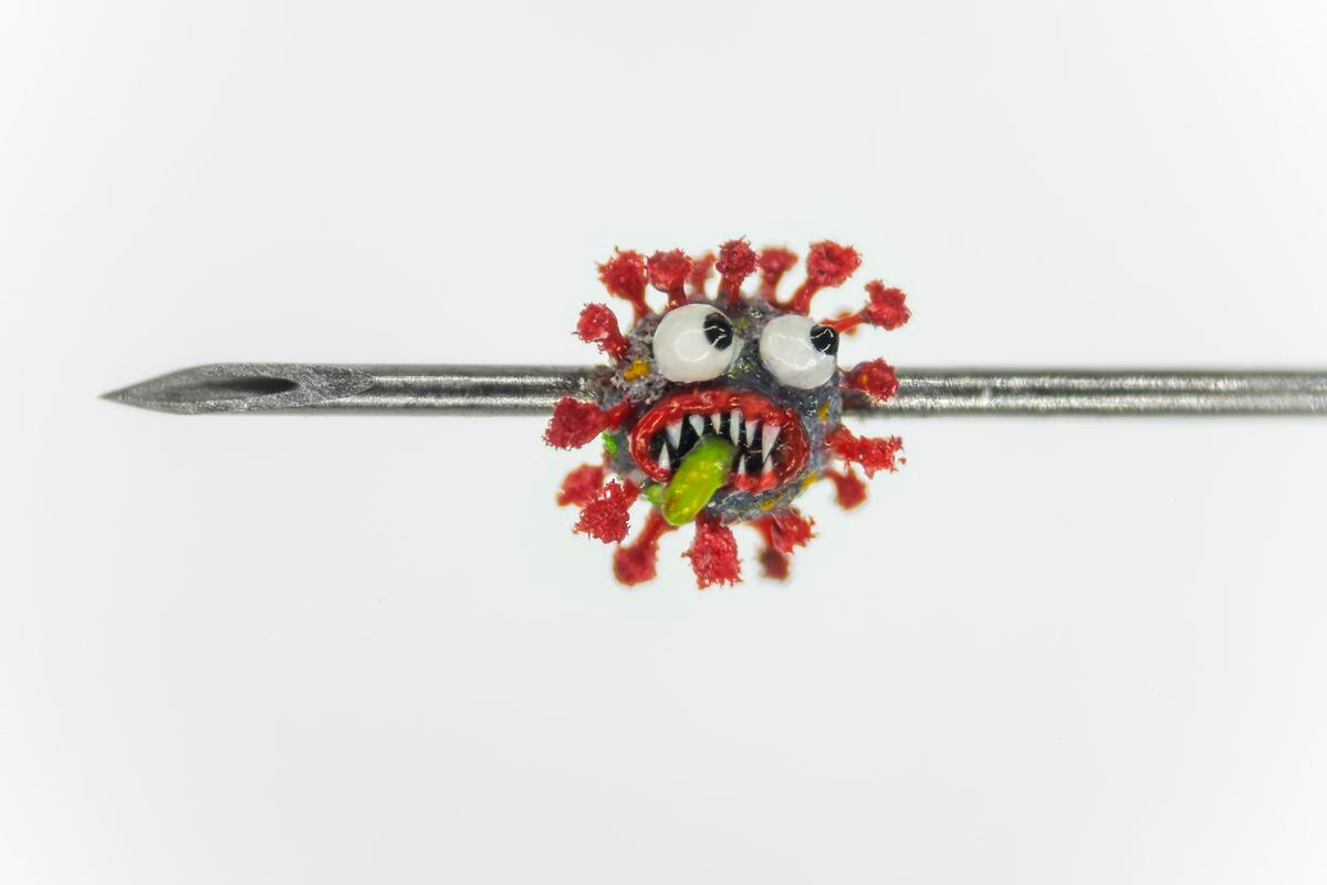 Willard Wigan's latest art celebrates the medical heroes during the pandemic 