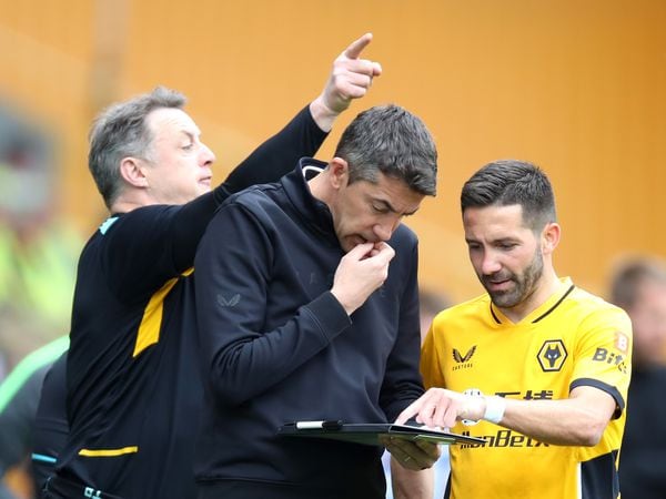  Bruno Lage gives instructions to Joao Moutinho (Photo by Jack Thomas - WWFC/Wolves via Getty Images).