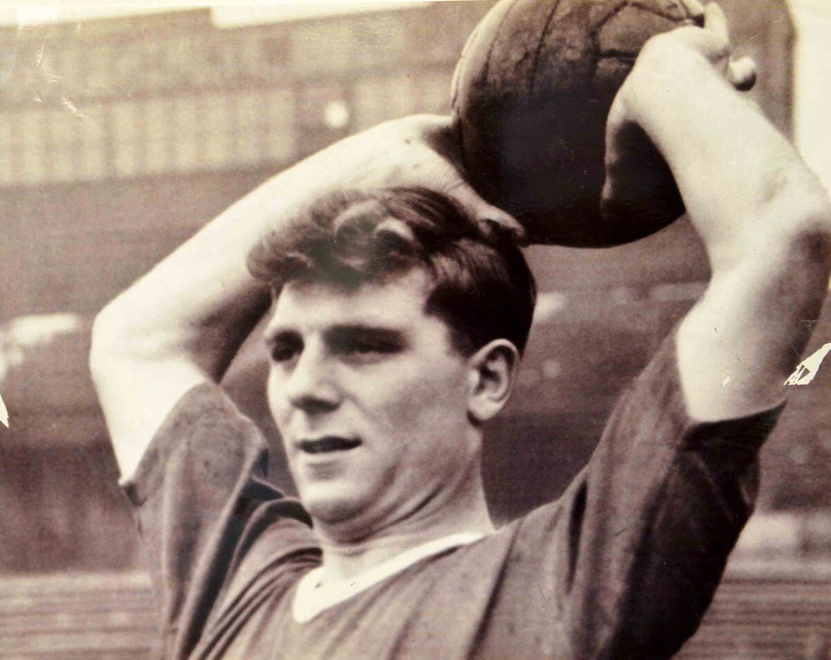 Duncan Edwards about to take a thrown-in