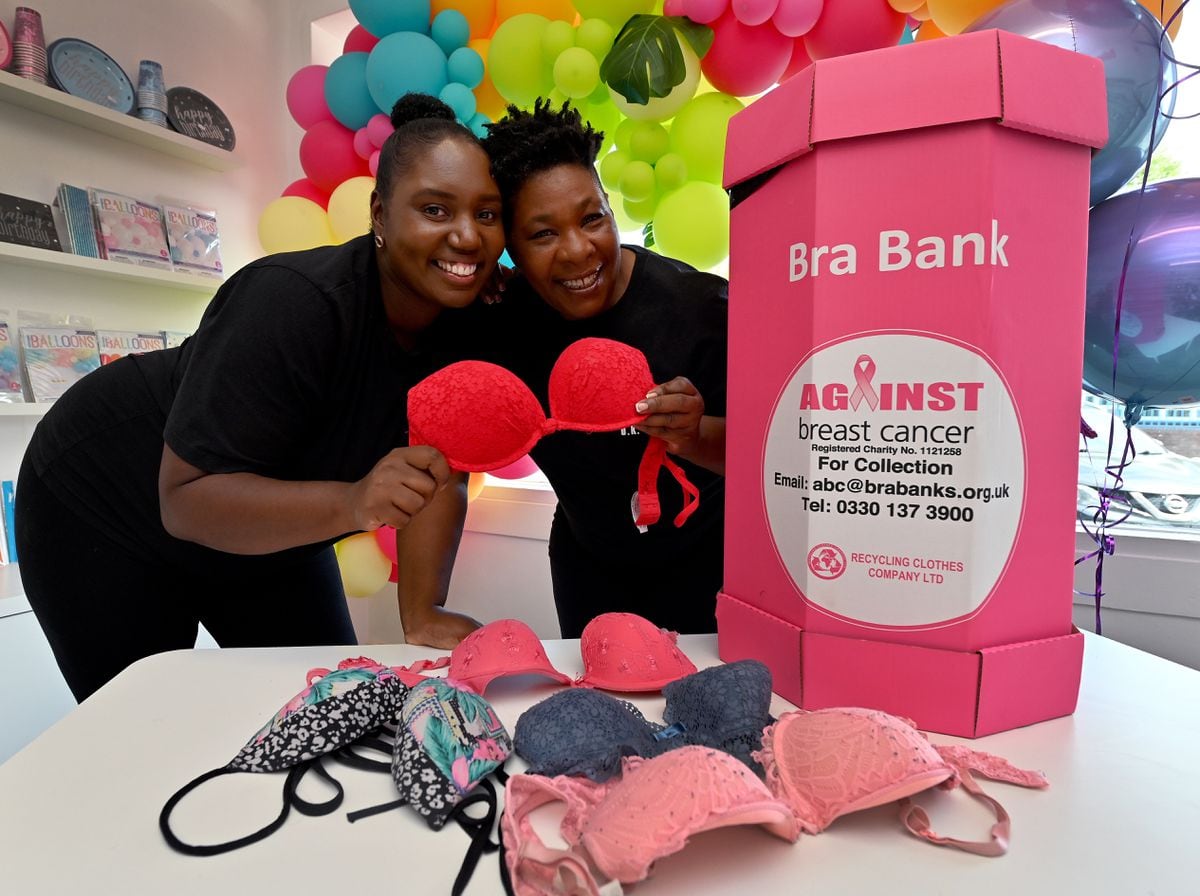Jazzi P con Makisha Schiltz, de la tienda de globos Inflated Creations, en East Park, Wolverhampton, con el Bra Bank instalado para la campaña contra el cáncer de mama.