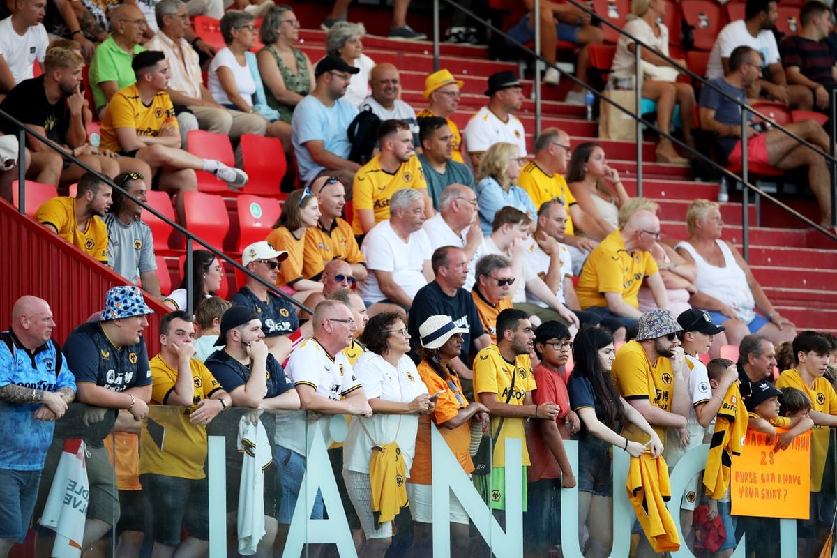Los fanáticos de Wolverhampton viajaron en masa a España para echar un vistazo al equipo (Getty)