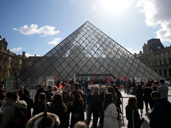 Louvre protest