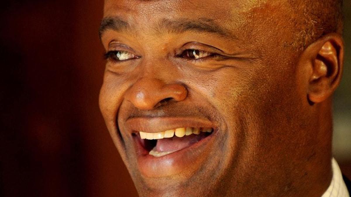 You'll never guess what Kriss Akabusi wore while doing Sky's paper review
