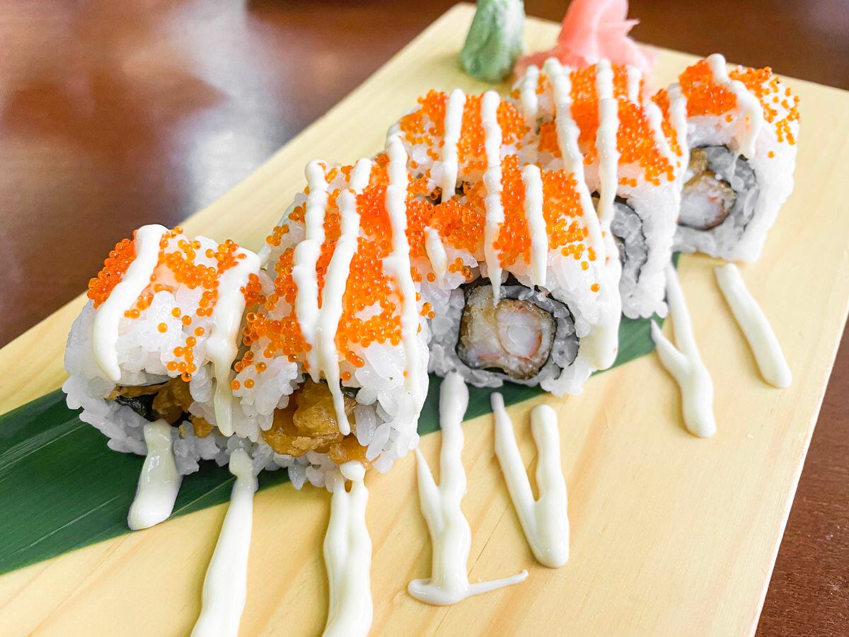 Sushi roll with spicy mayo