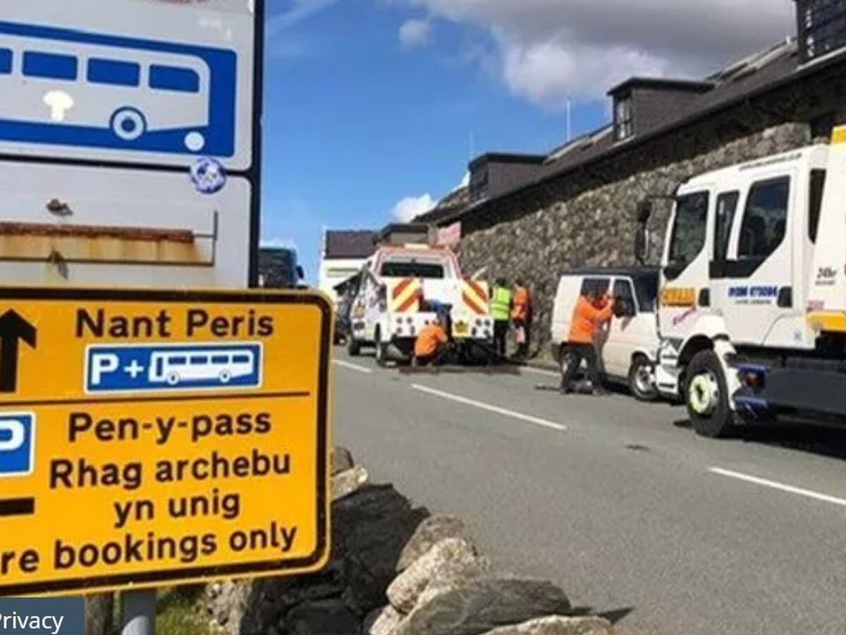 Police tow cars at Pen-y-Pass. Photo: North Wales Police.