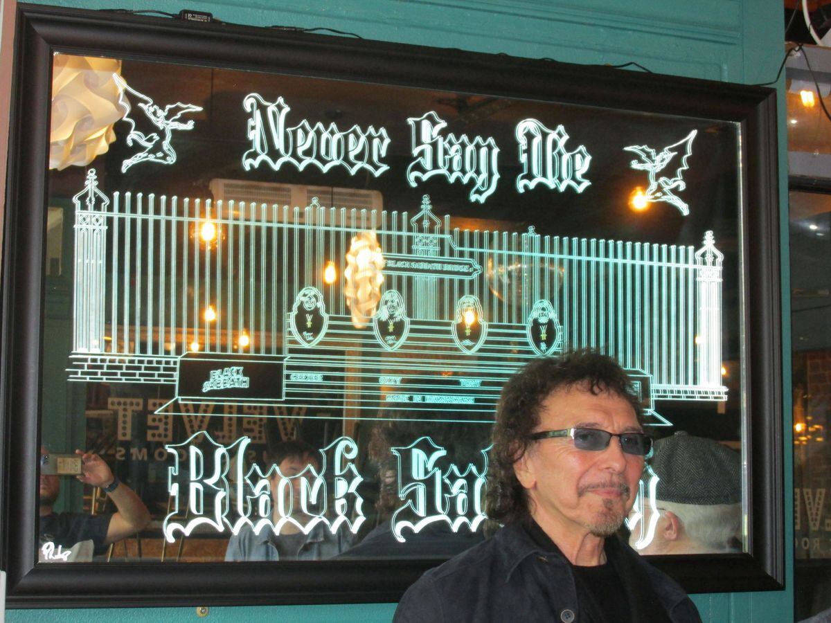 Tony Iommi with the mirror