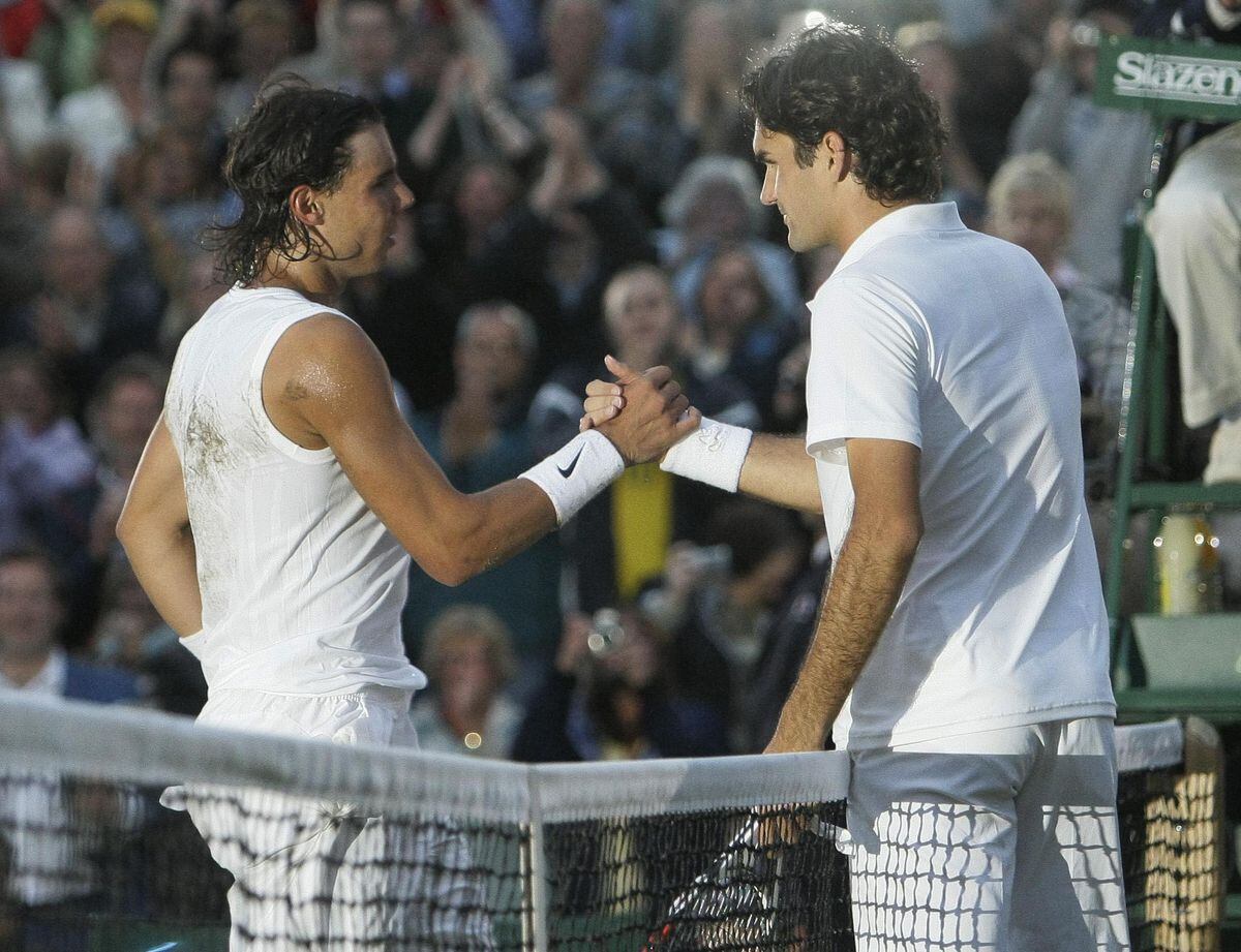 El español Rafael Nadal, a la izquierda, le da la mano al suizo Roger Federer después de ganar la final masculina en la cancha central de Wimbledon, el domingo 6 de julio de 2008.
