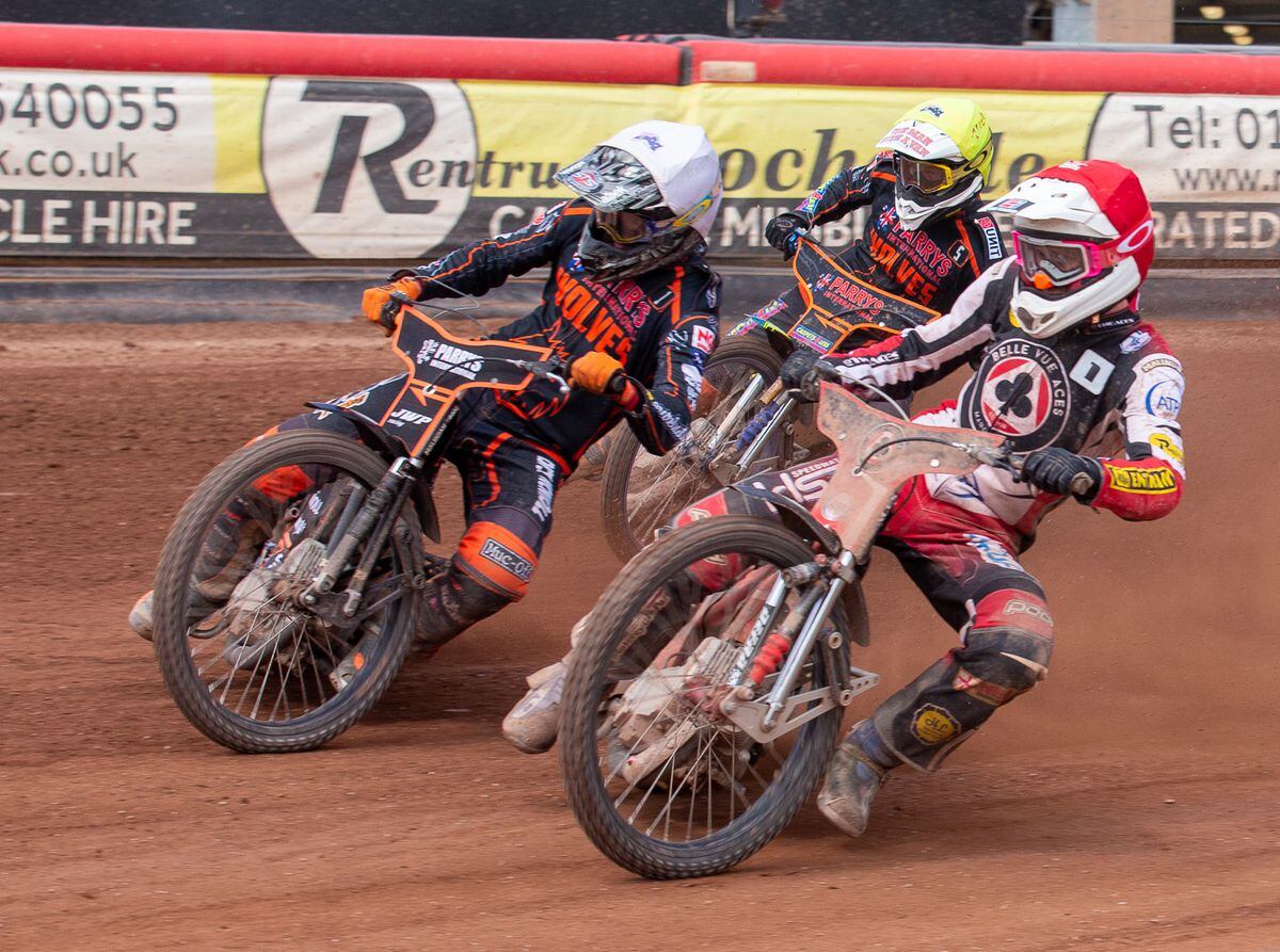 Sam Masters and Nick Morris tussle with Belle Vue No.1 Max Fricke (Photo: Christine Simcock)