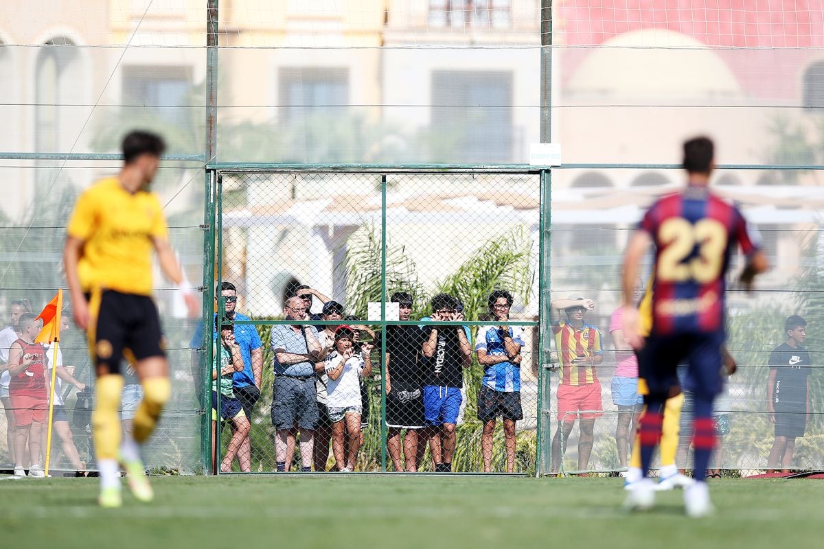 Los aficionados echan un vistazo a un partido amistoso a puerta cerrada (Getty Images)