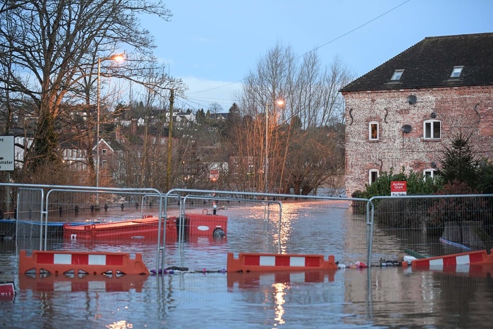River Severn overwhelms flood barriers leaving Bewdley and Stourport ...