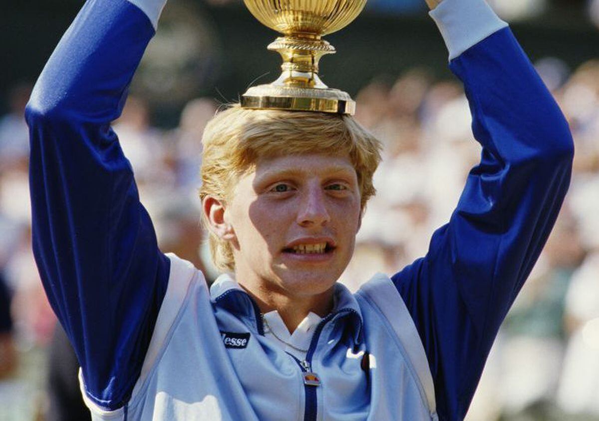 Boris Becker, de 17 años, con su trofeo en 1985