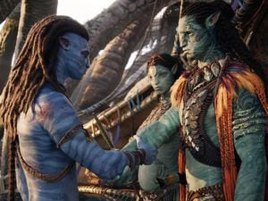 Avatar: The Way Of Water: Jake Sully (Sam Worthington), Ronal (Kate Winslet) and Tonowari (Cliff Curtis) from the Metkayina clan