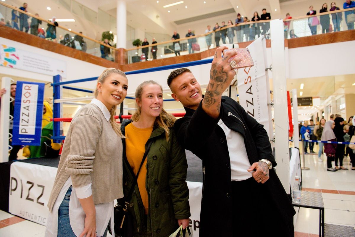 Love Island stars Olivia Buckland and Alex Bowen at Pizzasqr at Inu Merry Hill Shopping Centre in Brierley Hill. The newlyweds were runner-ups in the 2016 reality TV contest. In Picture: With fans.