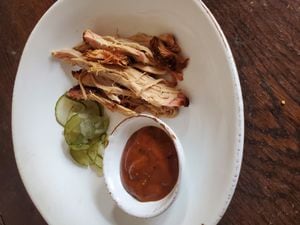 Pulled pork with cucumber and dip