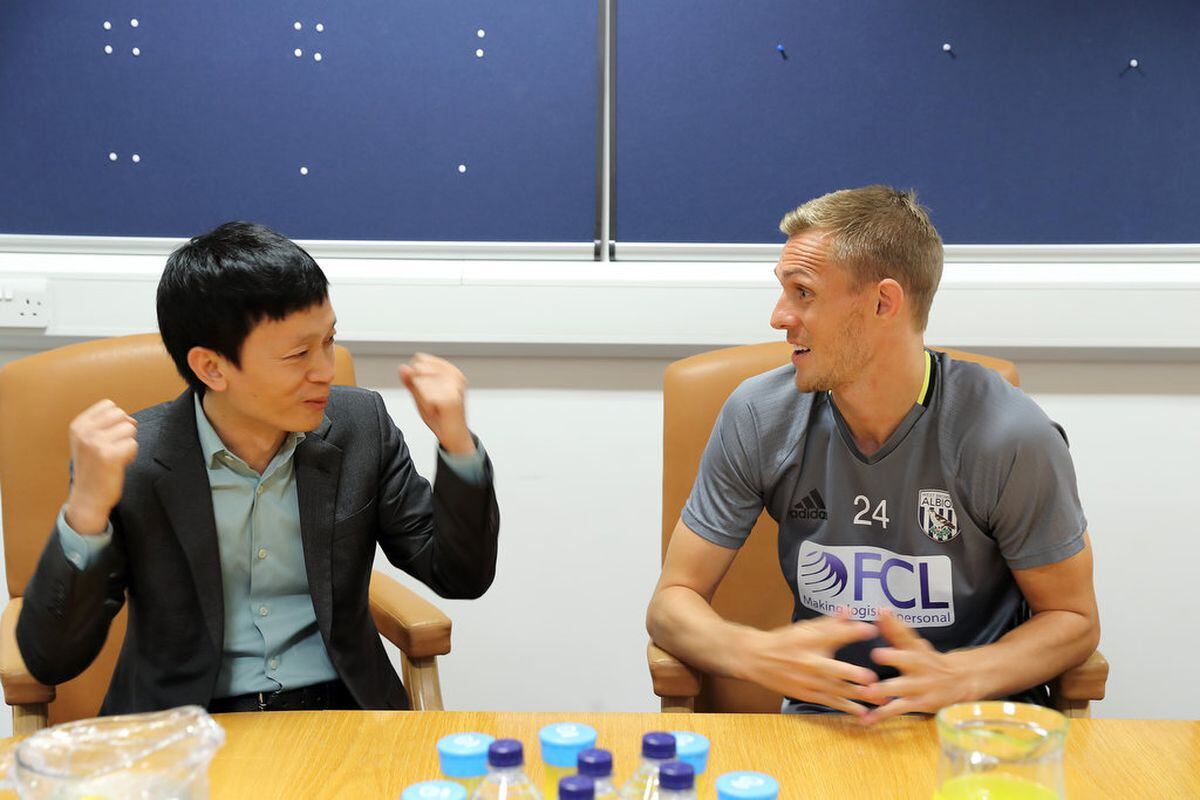 Guochuan Lai meets Darren Fletcher.