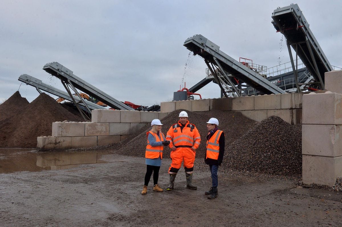 Pegasus Grab Hire has set up a new machine which could aid with brownfield development. West Midlands Mayor Andy Street and Suzanne Webb MP visited the site and met director Tony Hall.