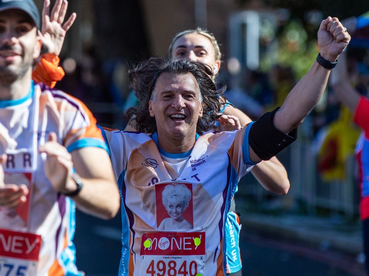 Scott Mitchell runs London Marathon wearing tribute to late wife Barbara Windsor