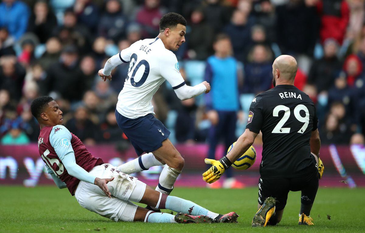 Aston Villa's Jose Reina (right) saves a shot from Tottenham Hotspur's Dele Alli 