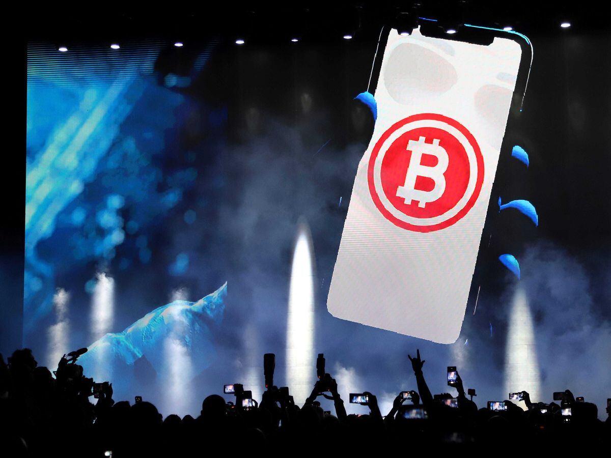 Un symbole Bitcoin est présenté sur un écran LED lors de la cérémonie de clôture d'un congrès pour les investisseurs en crypto-monnaie au Salvador