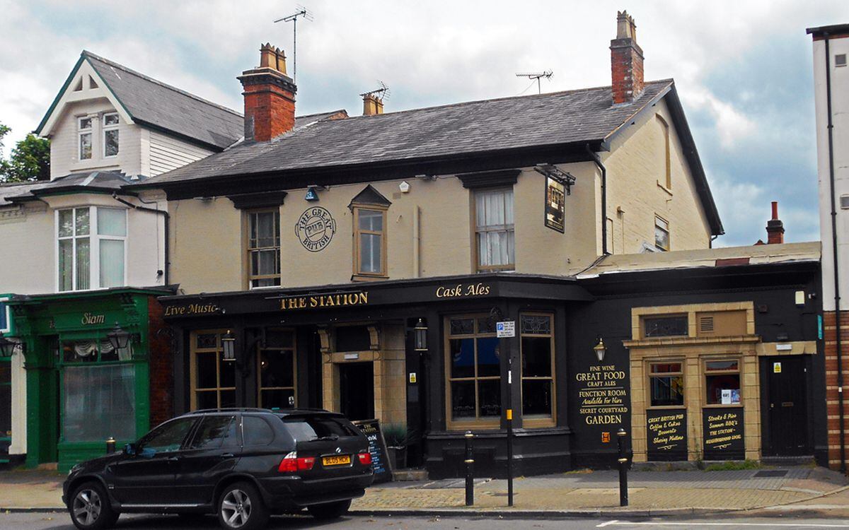 Sekitar 20 orang dikenakan denda £ 800 setelah pesta poker dibubarkan di dalam pub Station di Kings Heath