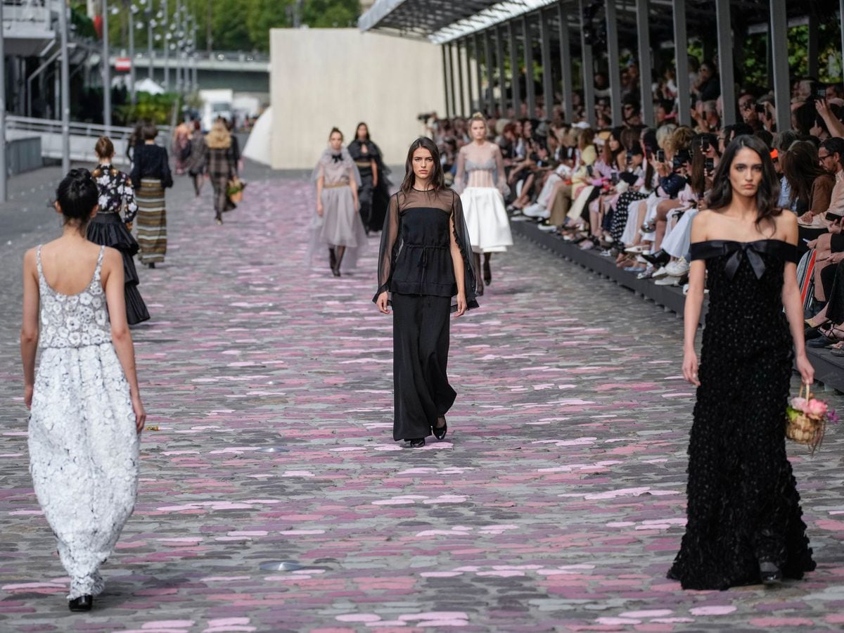 Photo of La Fashion Week de Paris continue d’attirer les stars dans la France en proie aux émeutes