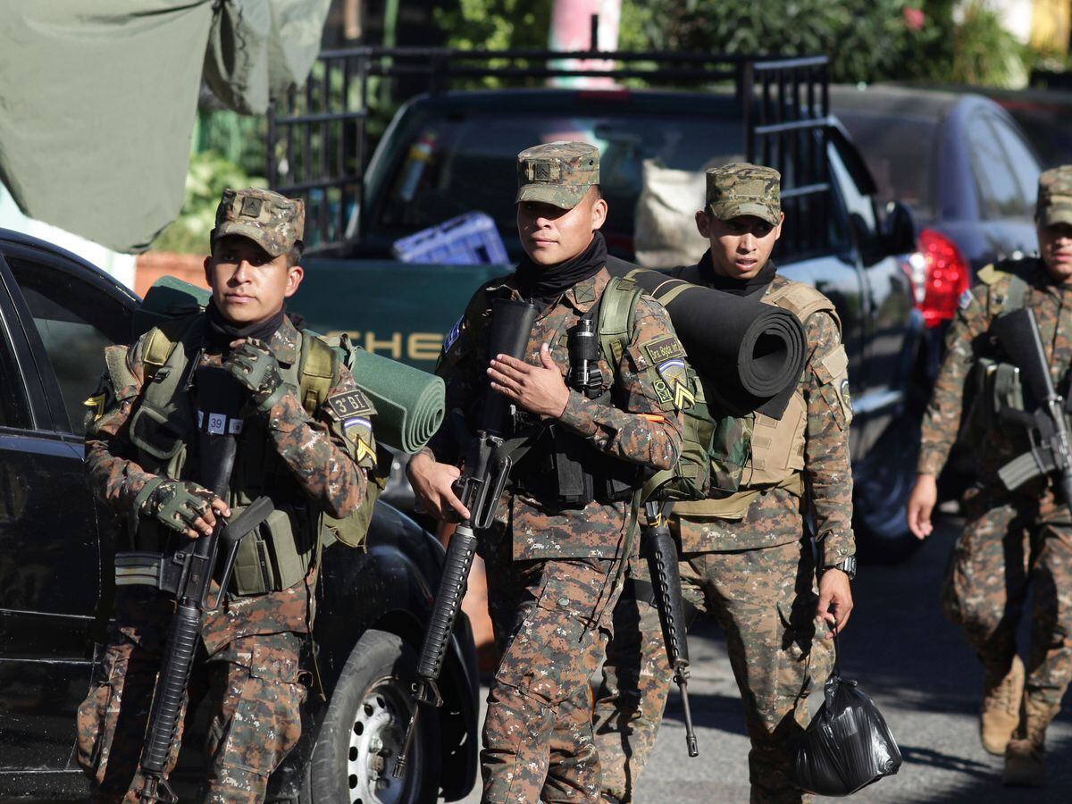 Soldiers arrive in Soyapango, El Salvador