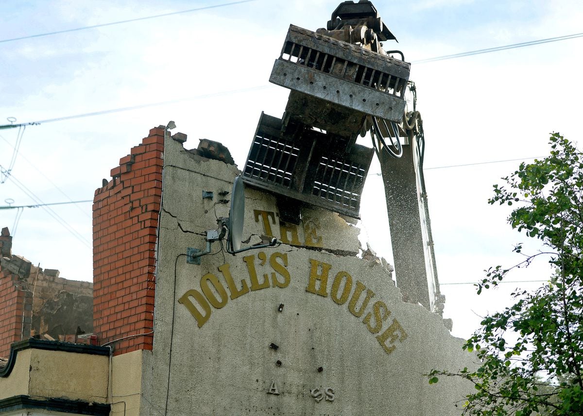 Demolition of the Dolls House pub, Newbury Lane, Oldbury.    
