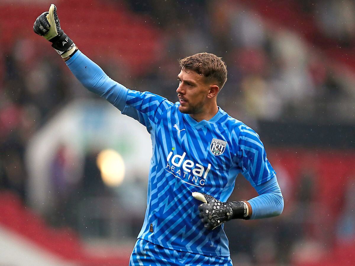 Keeper Alex Palmer salutes the fans during Albion’s 0-0 draw at Bristol City (Getty)