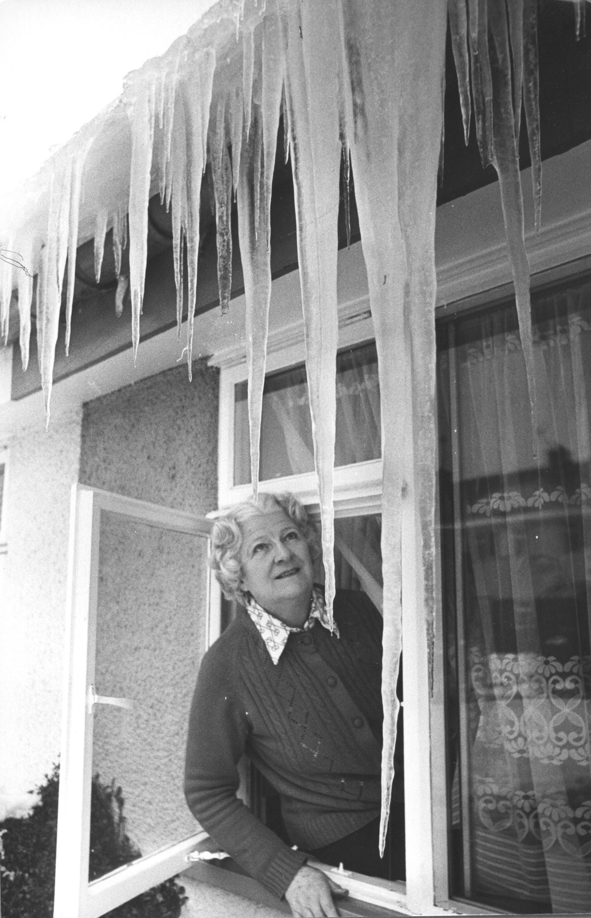  Molly Hatfield studies icicles at her home in Brookhouse Road, Oswestry 