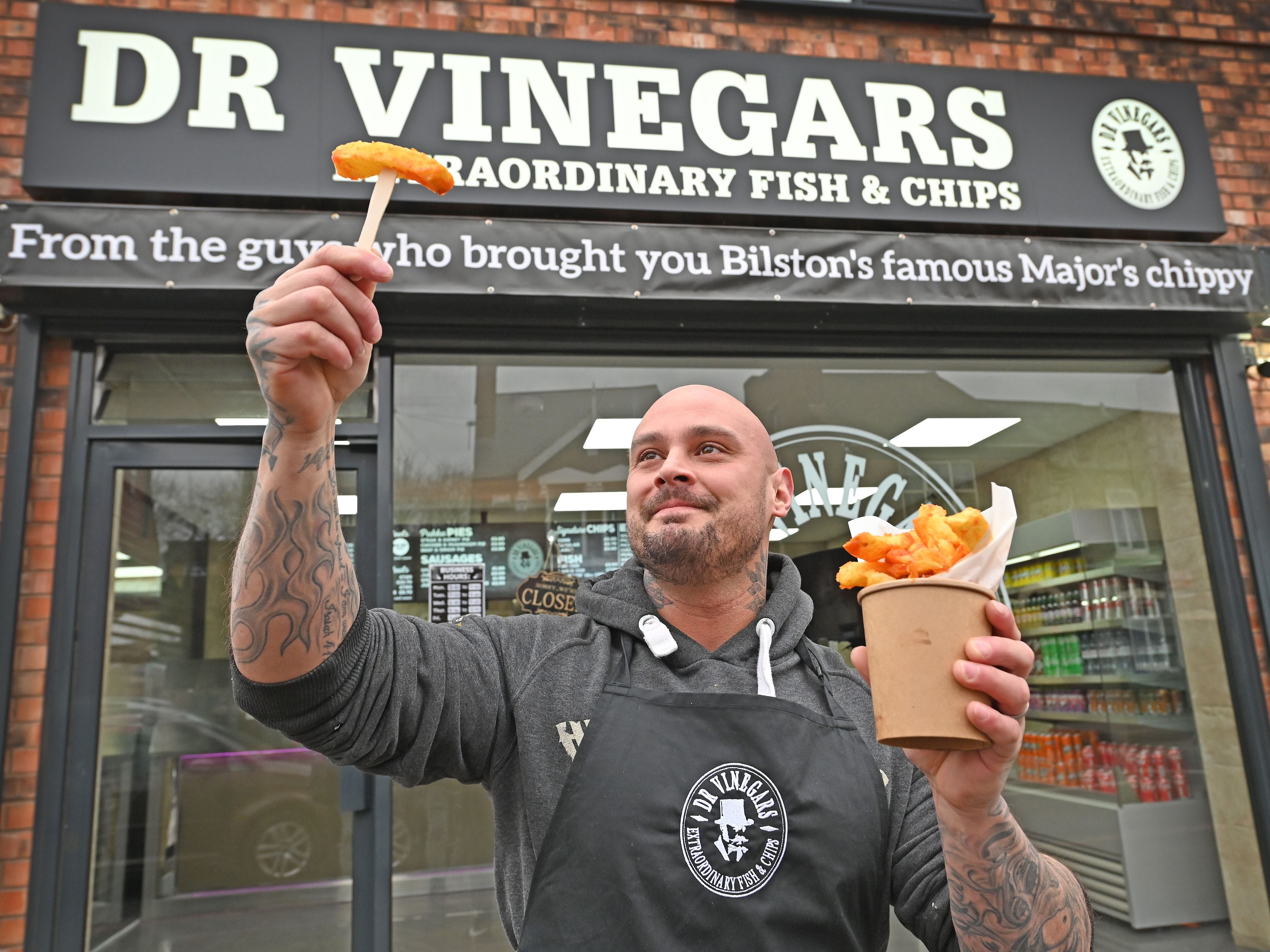 Black Country chippie turning back the clock to 1975 with offer to celebrate family opening Major's